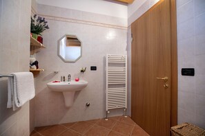 Chuveiro, secador de cabelo, bidê, toalhas de banho