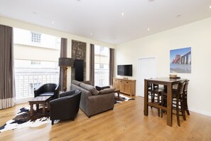 TV, offices - Stunning Flat near St. Giles’ Cathedral (Edinburgh)