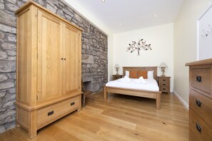 1 bedroom, desk, iron/ironing board, WiFi