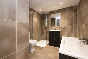 Bathtub, free toiletries, hair dryer, towels