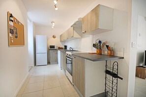 Fridge, microwave, oven, stovetop - Cottage in historic part of riverside bastide town Sainte Foy la Grande (Sainte-Foy-La-Grande)