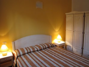 1 chambre, coffres-forts dans les chambres, fer et planche à repasser