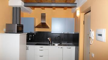 Réfrigérateur, micro-ondes, plaque de cuisson, lave-vaisselle