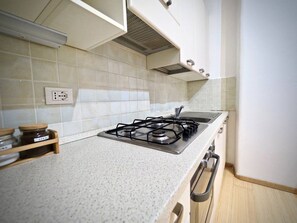 Studio | Privékeuken | Een koelkast, een oven, een kookplaat, een koffiezetapparaat/waterkoker