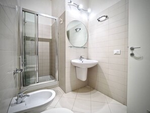 Studio | Kylpyhuone | Suihku, ilmaiset hygieniatuotteet, hiustenkuivaaja, bidee