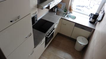 Wasserkocher mit Kaffee-/Teezubehör, Kühlschrank, Ofen, Herdplatte