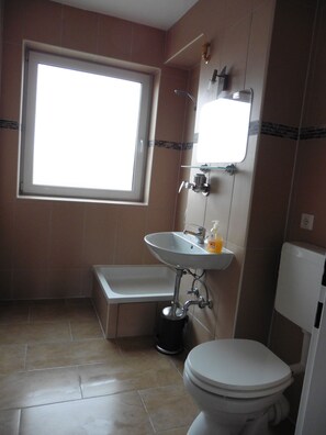 Shower, hair dryer, towels - 3 rooms, up to 7 persons, luxuriously furnished, "Magnolia" (Berlin)