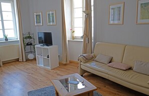 TV - Cozy apartment for 2 in Traben-Trarbach with a view of the vineyards (Trarbach)