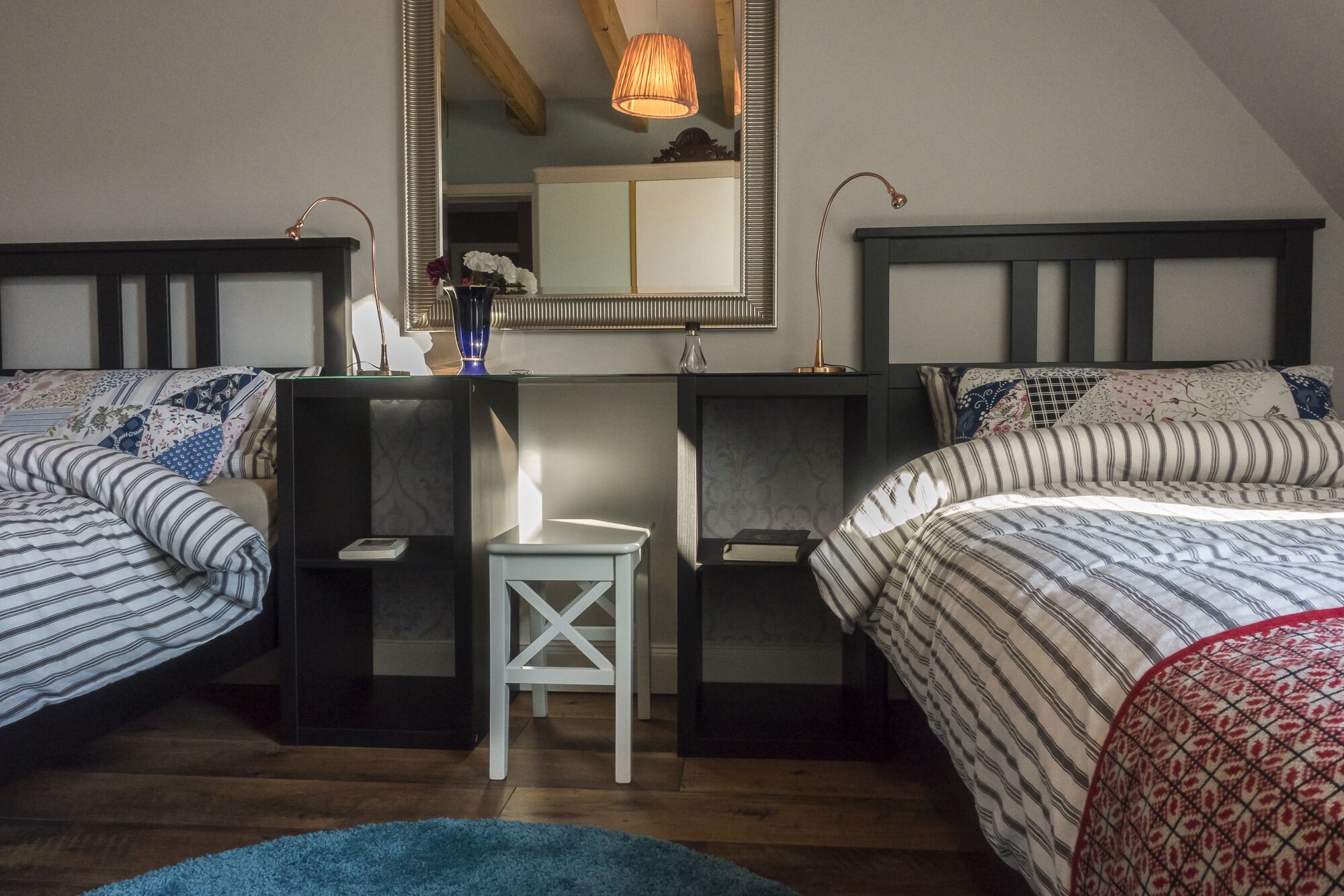 Ein Schlafzimmer mit zwei Betten, einem Schreibtisch und einem Stuhl.