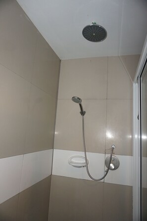 Superior Double Room with Balcony | Badkamer met douche