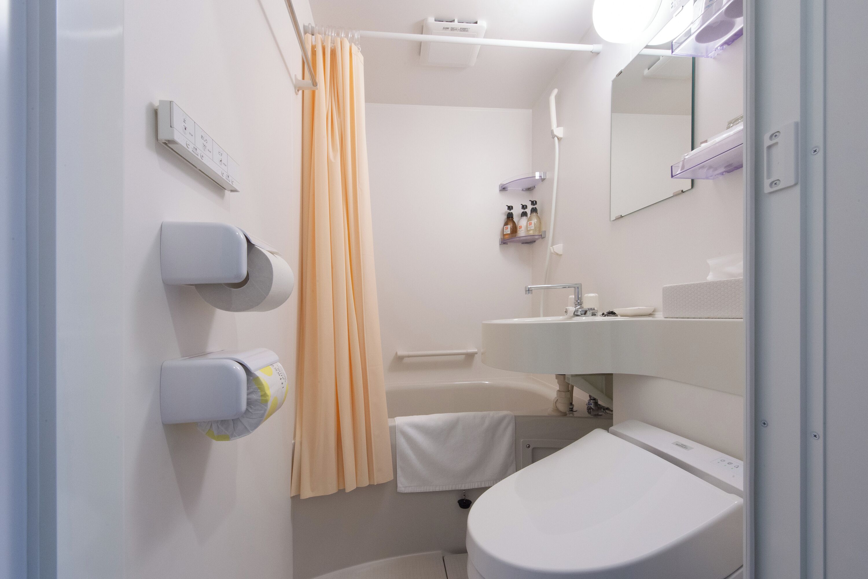basic double room | bathroom | combined shower/bathtub, deep-soaking bathtub, free toiletries