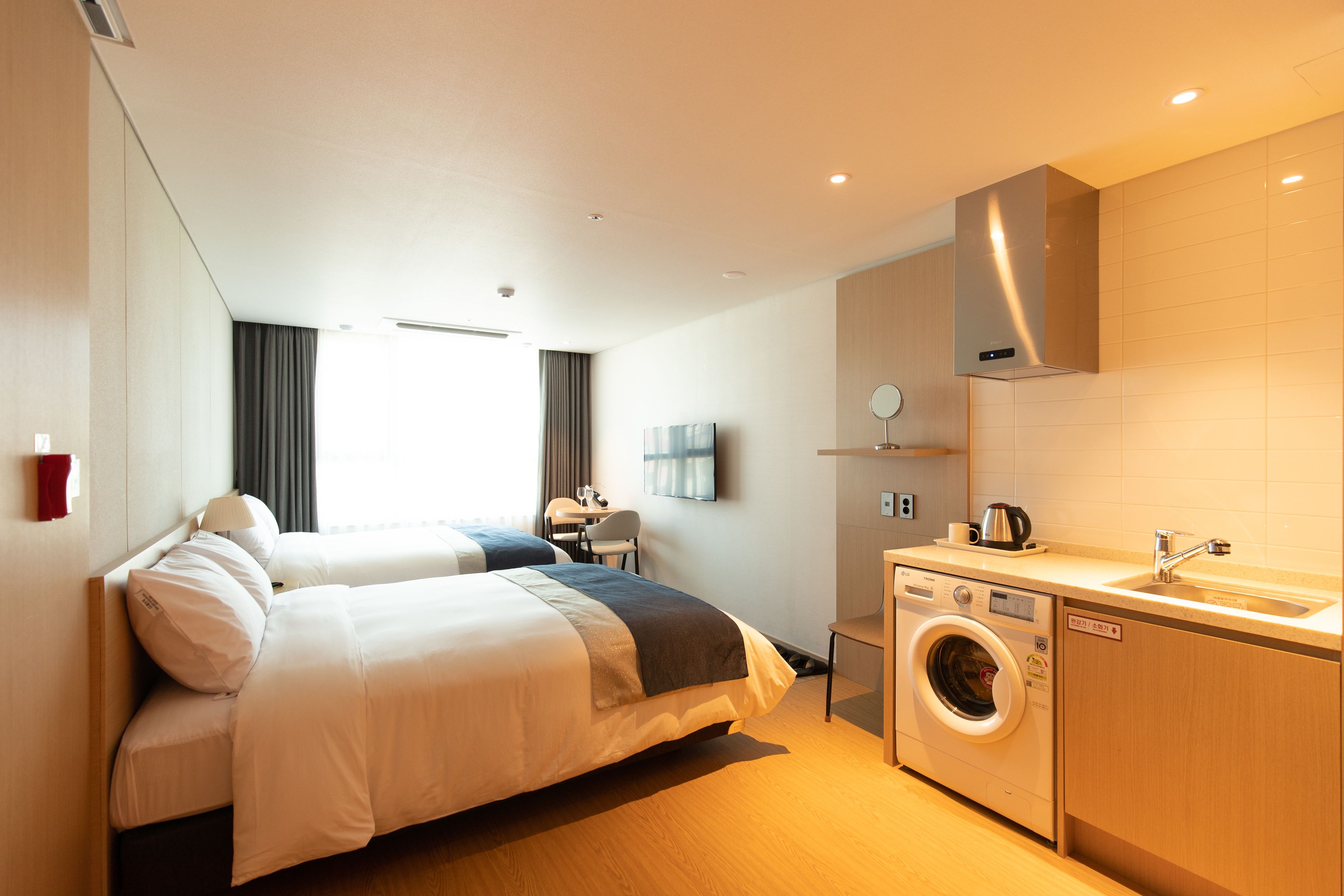 deluxe twin room | down duvets, in-room safe, blackout curtains, soundproofing