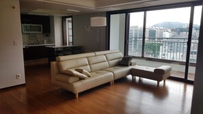 Full House | Living area | Flat-screen TV - Gangnam Stn Luxury Apt (Seoul)