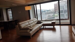 Full House | Living area | Flat-screen TV - Gangnam Stn Luxury Apt (Seoul)