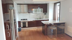 Full House | In-room dining - Gangnam Stn Luxury Apt (Seoul)