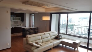 Full House | Living area | Flat-screen TV - Gangnam Stn Luxury Apt (Seoul)