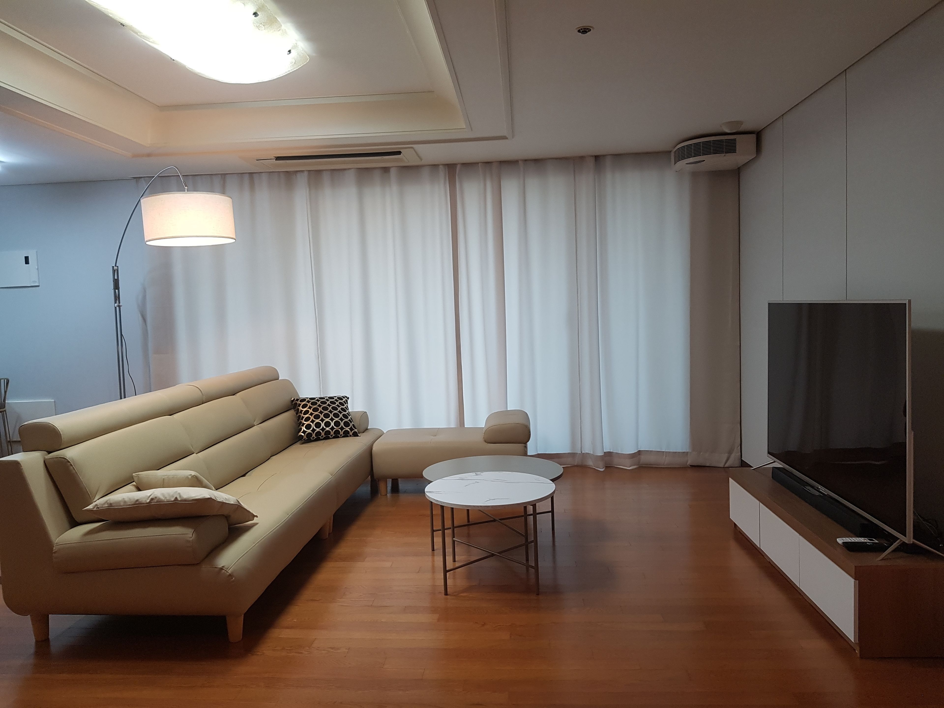 Full House | Living area | Flat-screen TV