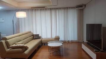 Full House | Living area | Flat-screen TV