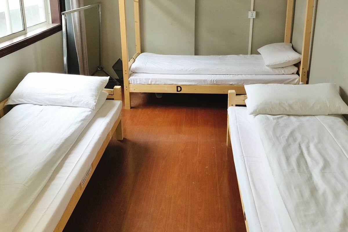 Dormitório compartilhado básico, somente para homens | Cofres nos quartos, cortinas blackout, quartos à prova de som