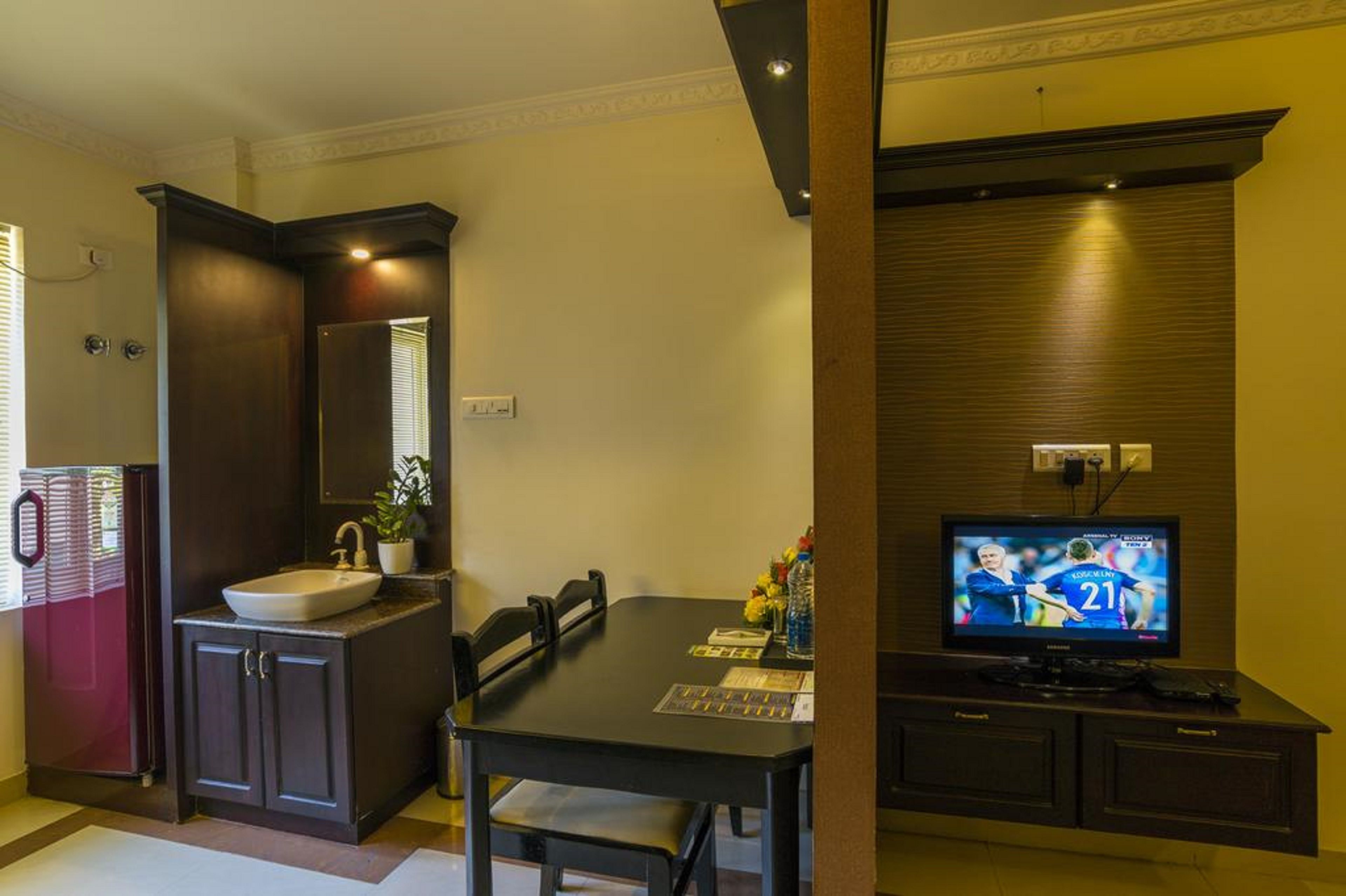 superior double room, balcony, garden view | television