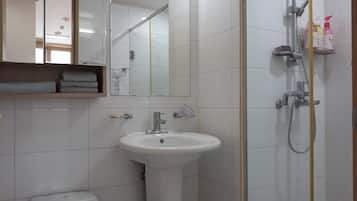 Full House | Bathroom | Shower, free toiletries