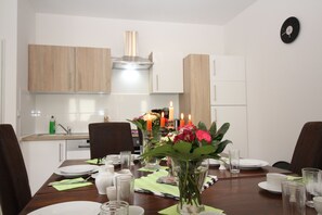 Dining - 4 rooms, up to 12 persons, luxurious furnishings, "gentian" (Berlin)