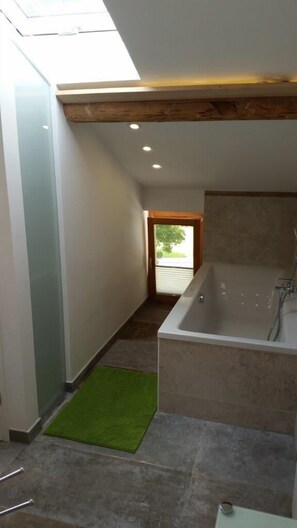 Baignoire, serviettes fournies