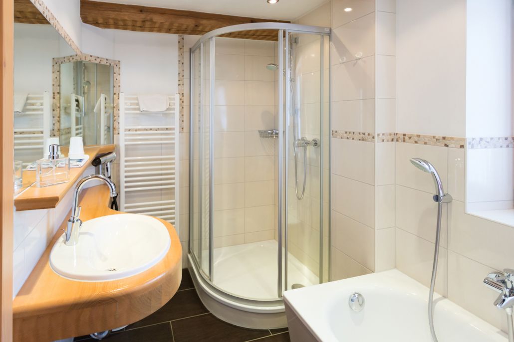 Double Room | Bathroom | Deep soaking tub, free toiletries, hair dryer, towels