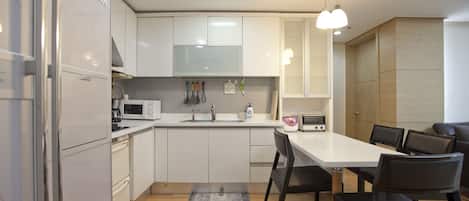 Full House | Private kitchen | Full-size fridge, microwave, stovetop, coffee/tea maker