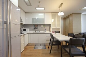 Full House | Private kitchen | Full-size fridge, microwave, stovetop, coffee/tea maker
