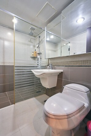 Premier-Apartment | Badezimmer | Dusche, kostenlose Toilettenartikel, Handtücher