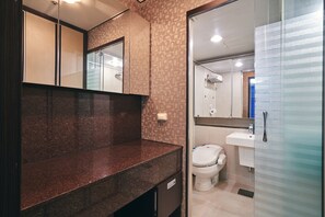 Premier Apartment | Bathroom | Shower, free toiletries, towels - Samseong Apt City Airport (Seoul)