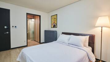 Premier Apartment | 3 bedrooms, iron/ironing board, free WiFi, bed sheets