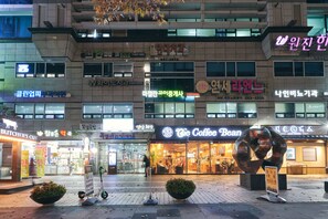 Front of property - evening/night - Samseong Apt City Airport (Seoul)