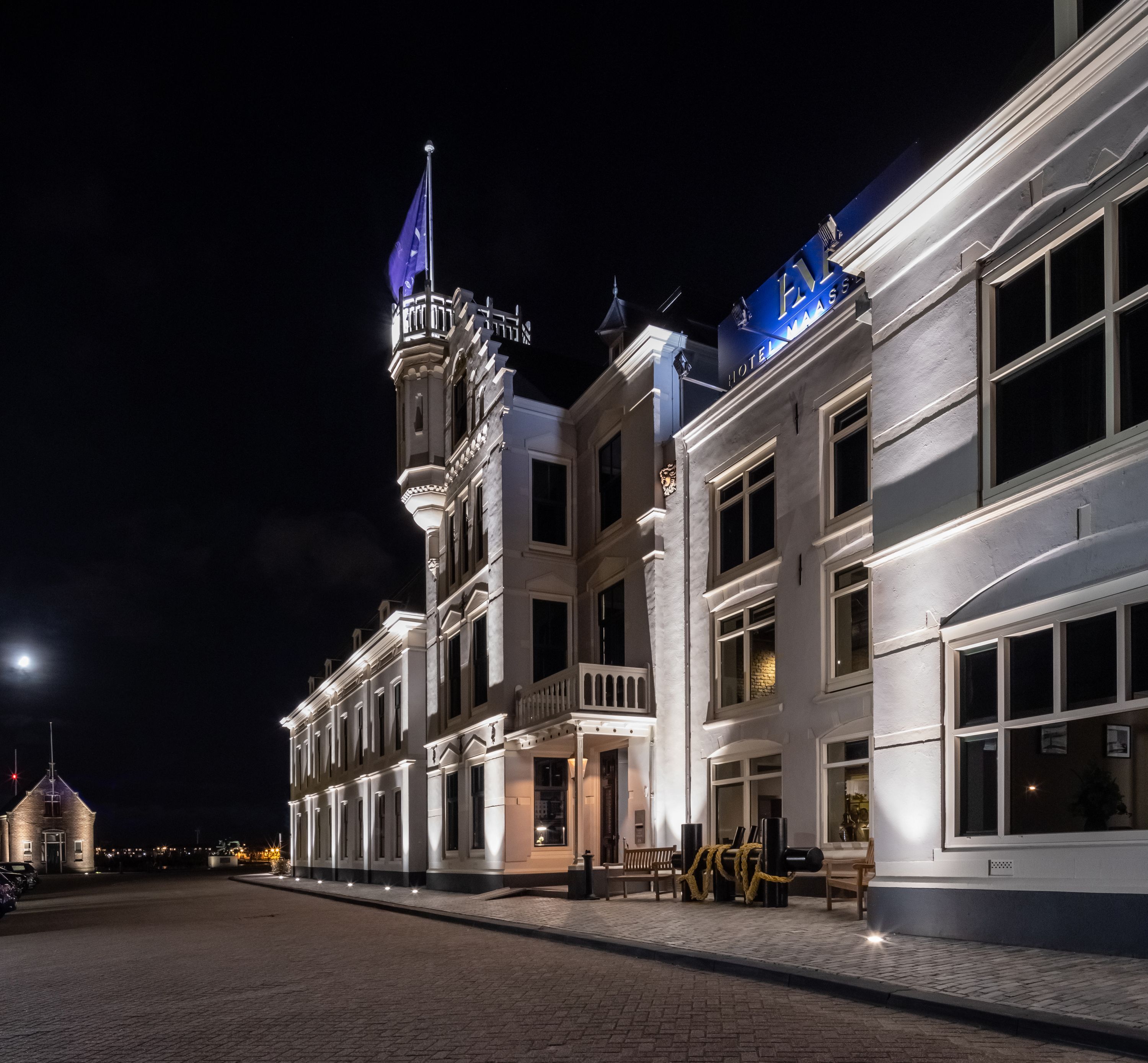 Un hotel histórico con una torre destacada y un letrero que dice "Hotel Maars".