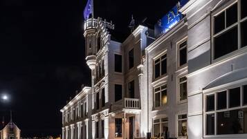 Un hotel histórico con una torre destacada y un letrero que dice "Hotel Maars".