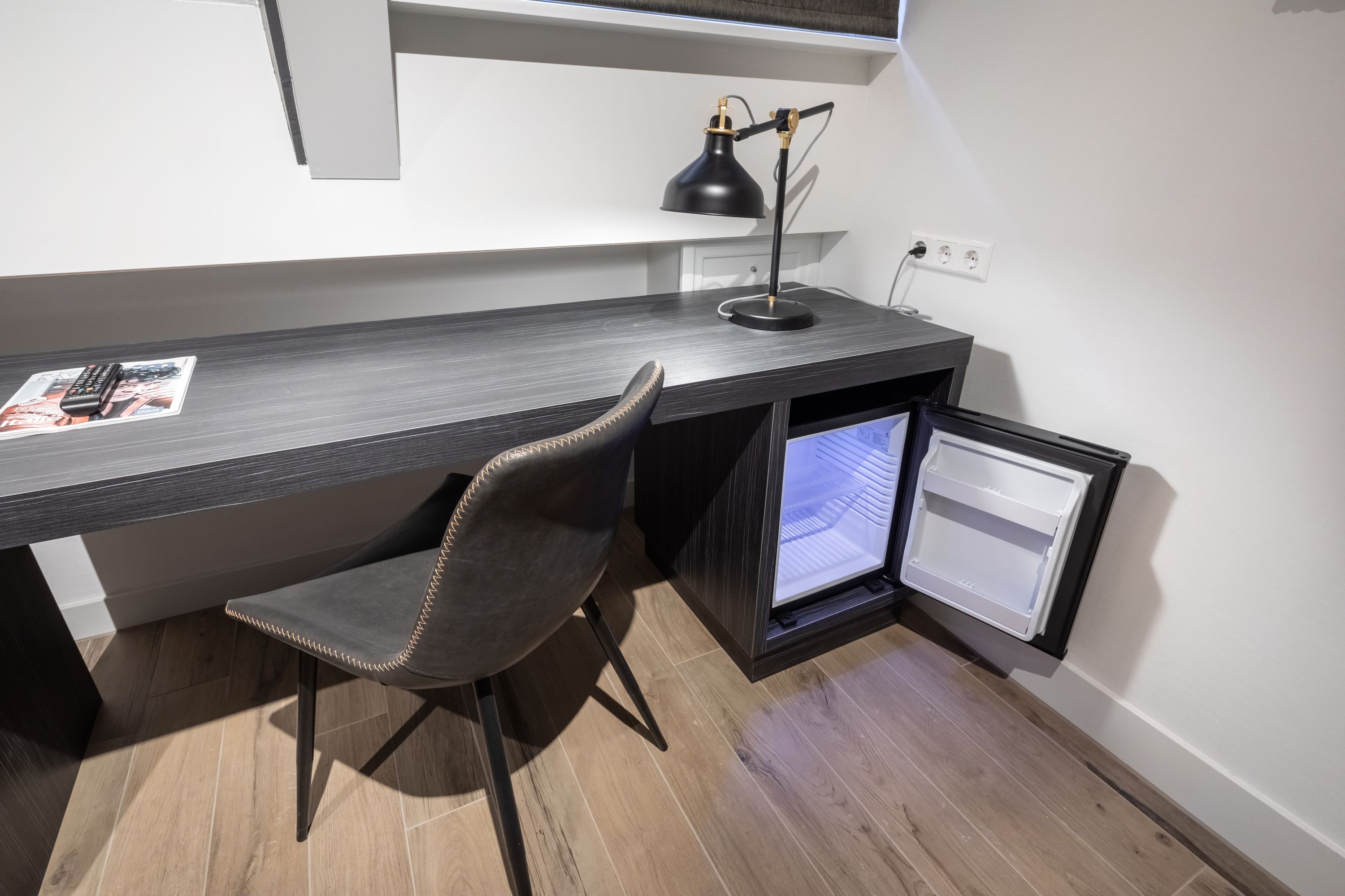 elbe suite | living area | 32-inch smart tv with digital channels, tv