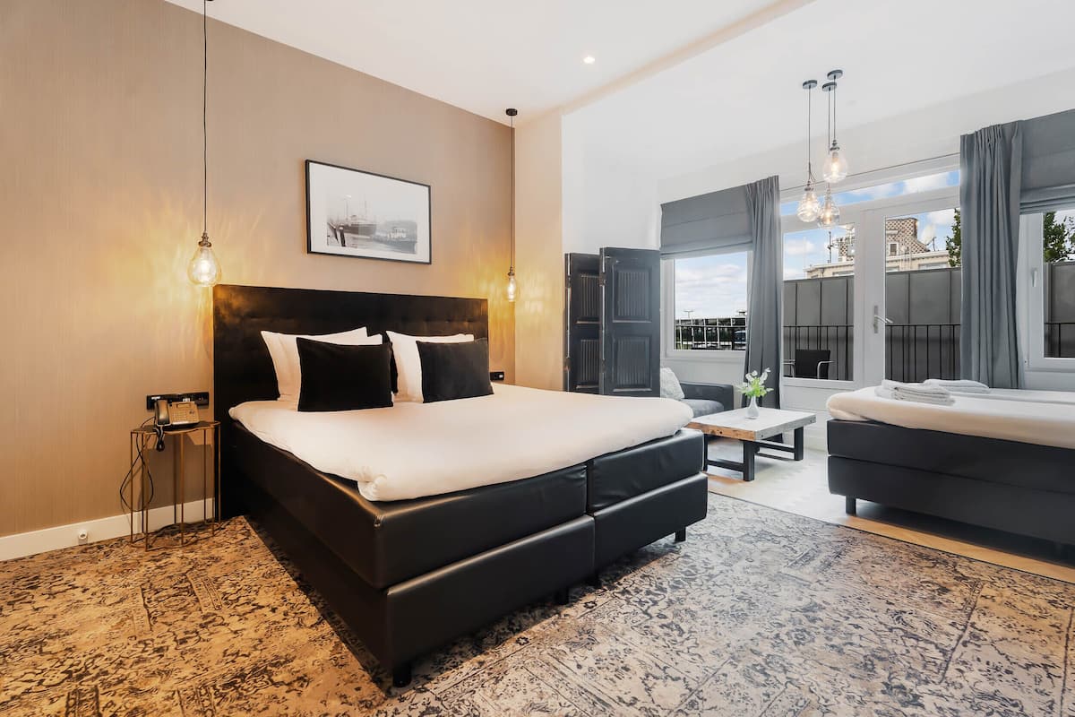 Familie suite, 1 slaapkamer | Een minibar, een kluis op de kamer, individueel gedecoreerd