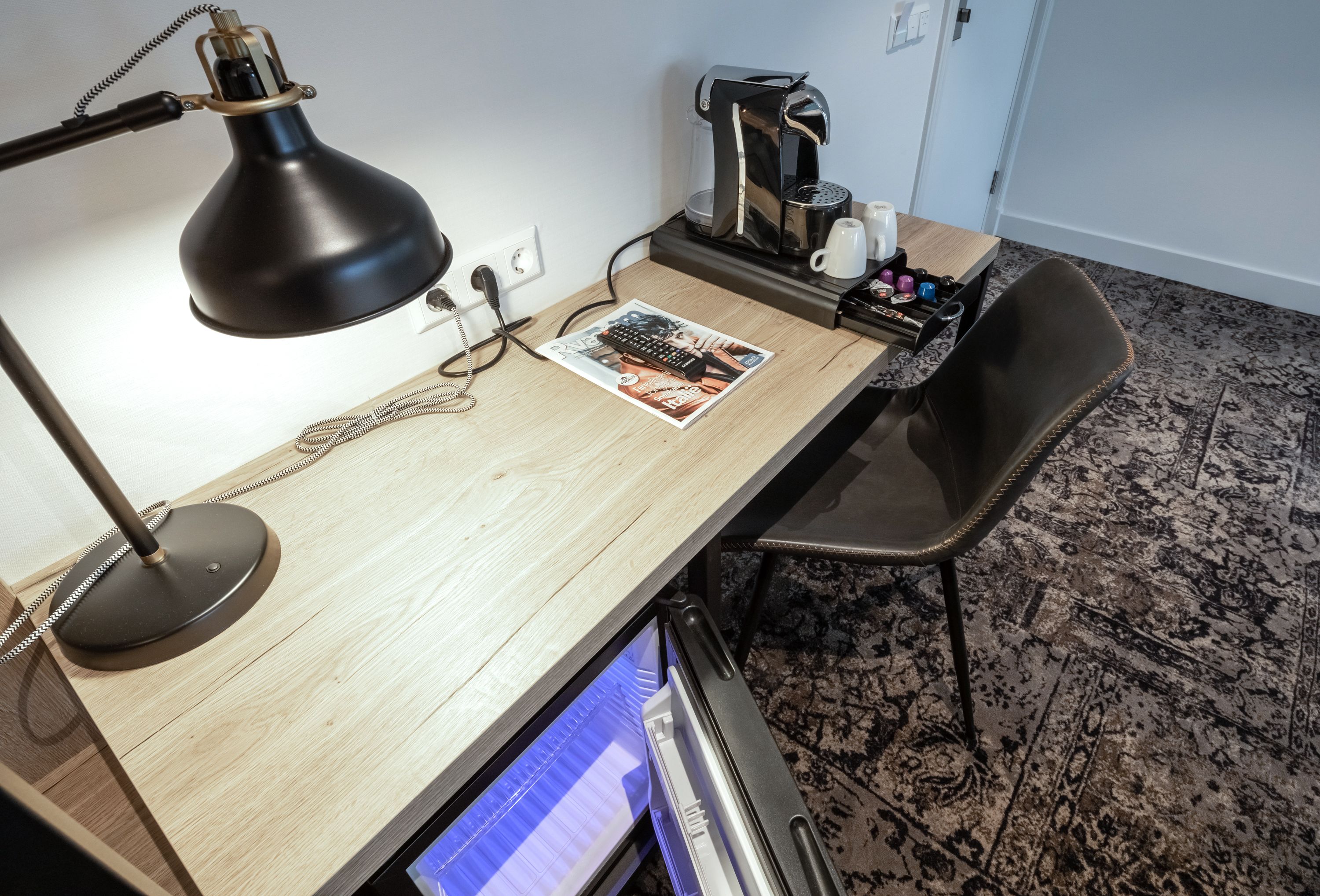 superior double room, 1 king bed | minibar, in-room safe, individually decorated, individually furnished