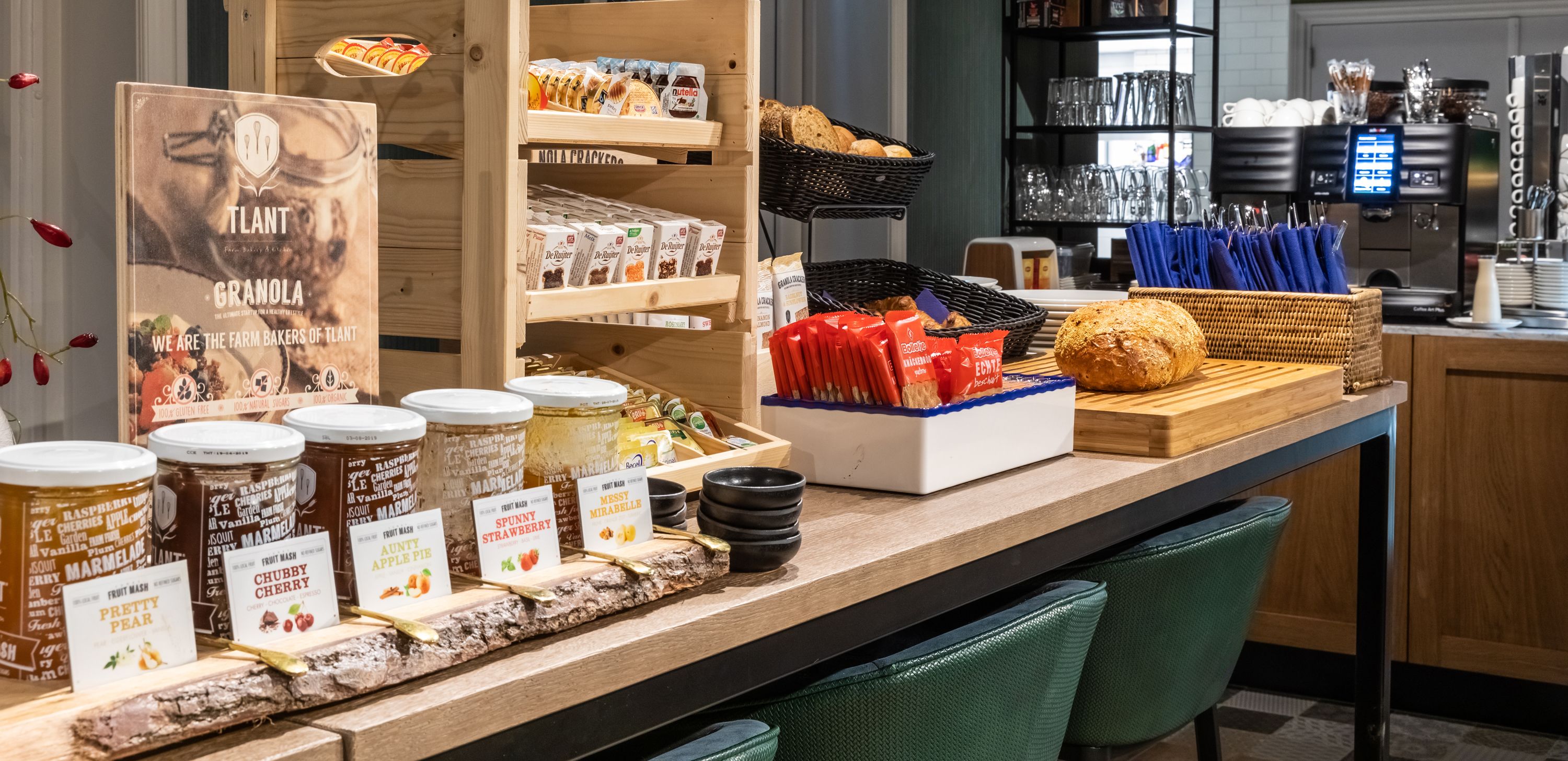 Eine Bäckereiauslage mit verschiedenen Gläsern Marmelade sowie Brot- und Gebäckauswahl.