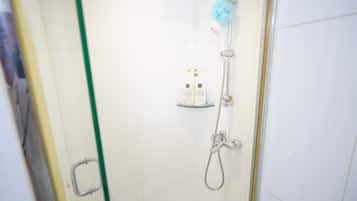 Full House | Bathroom shower