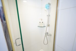 Full House | Dusche im Bad