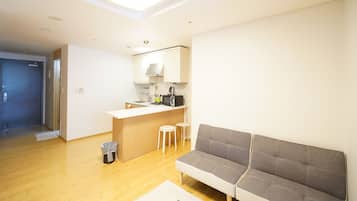 Full House | Living area | Flat-screen TV
