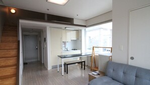 Un apartamento moderno con cocina, comedor y sala de estar.