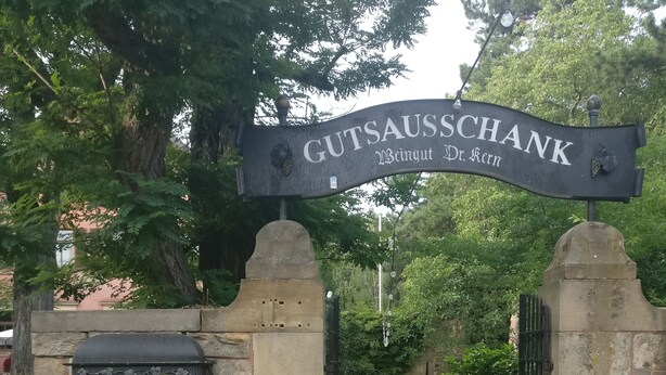 Ein steinernes Tor mit einem Schild, auf dem 