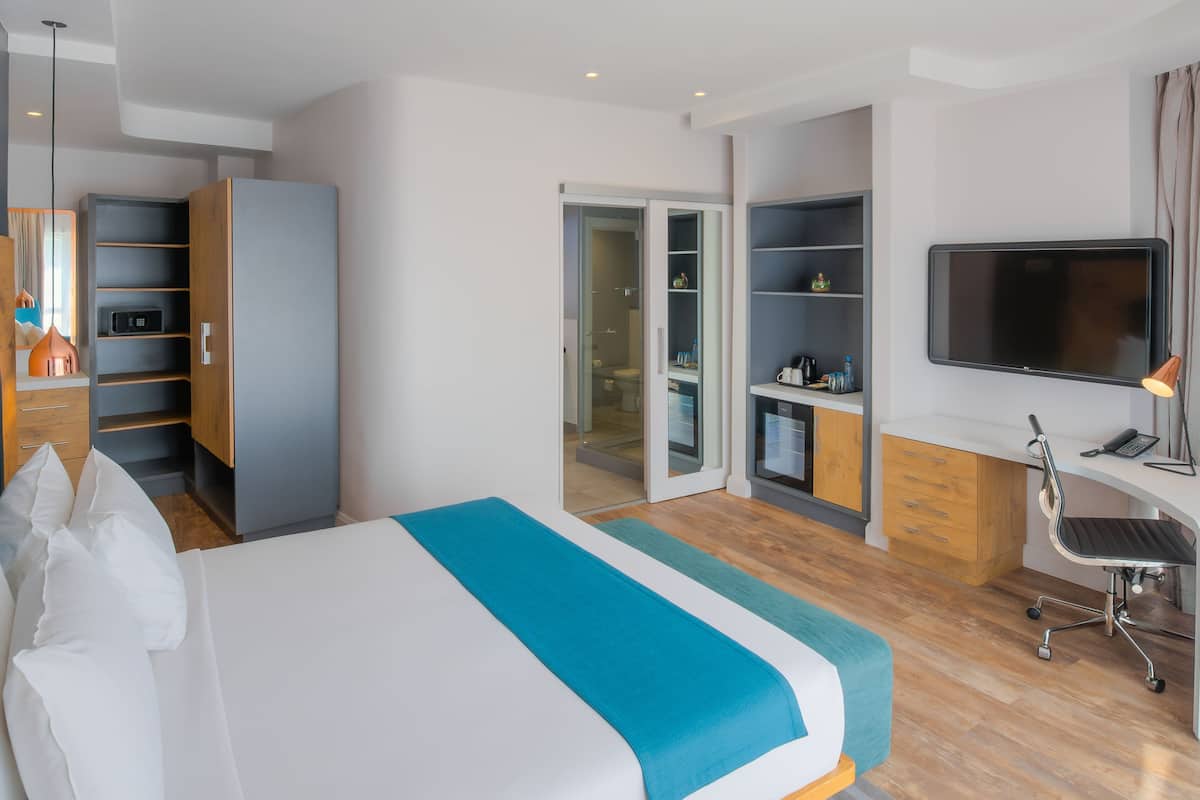 Premium bedding, in-room safe, desk, soundproofing