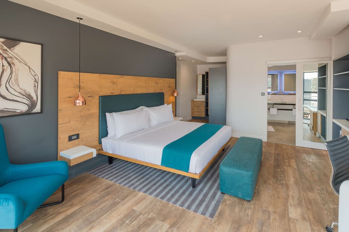 Quarto executivo | Roupas de cama premium, cofres nos quartos, escrivaninha