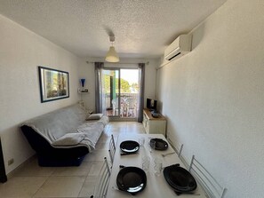 TV - Air-conditioned Apartment in Argelès-sur-Mer with Parking - Sleeps 4 (Argelès-sur-Mer)