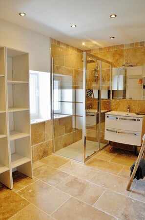 Shower, hair dryer, towels - Au Mazet de Carmélina, an old building dating from 1850 in the heart of the Alpilles mountains (Paradou)