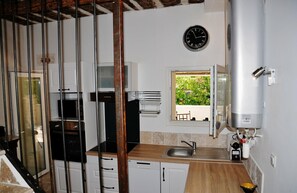 Een koelkast, een microgolfoven, een oven, een kookplaat